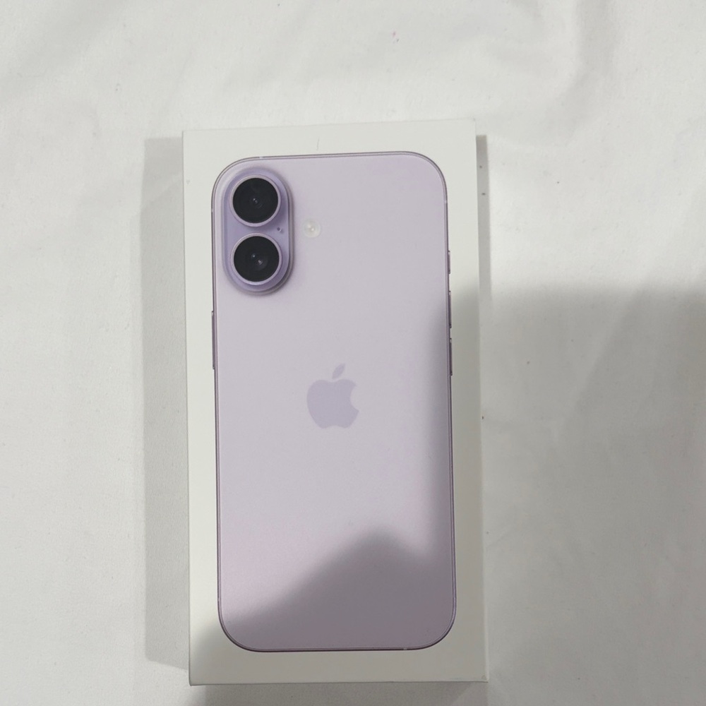 Apple iPhone 17 box Smartphone in Lavender Hue